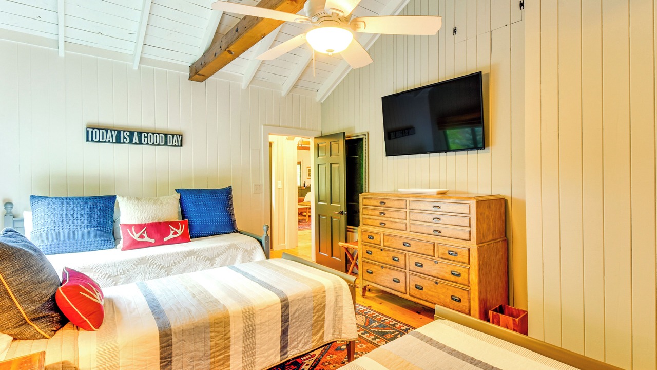 Photo of Bedroom in Mirror Lake