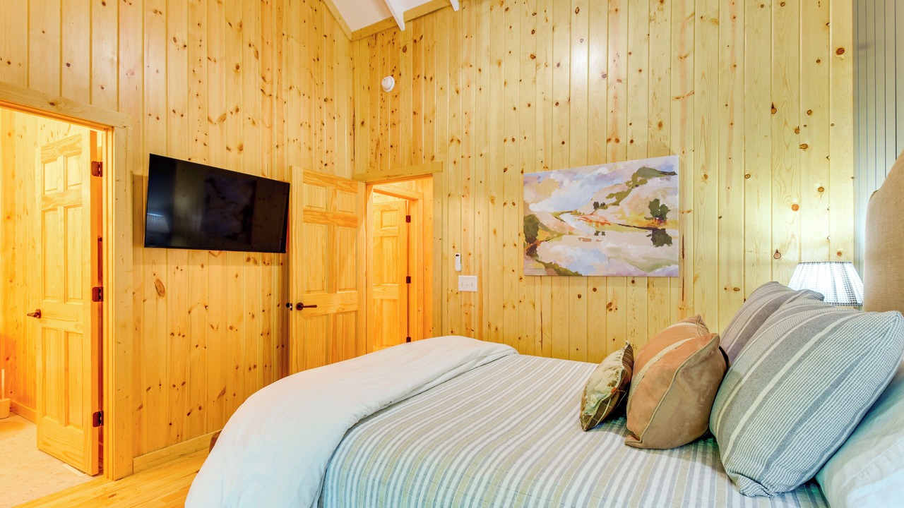 Photo of Bedroom in Mirror Lake