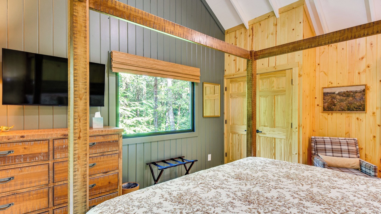 Photo of Bedroom in Mirror Lake