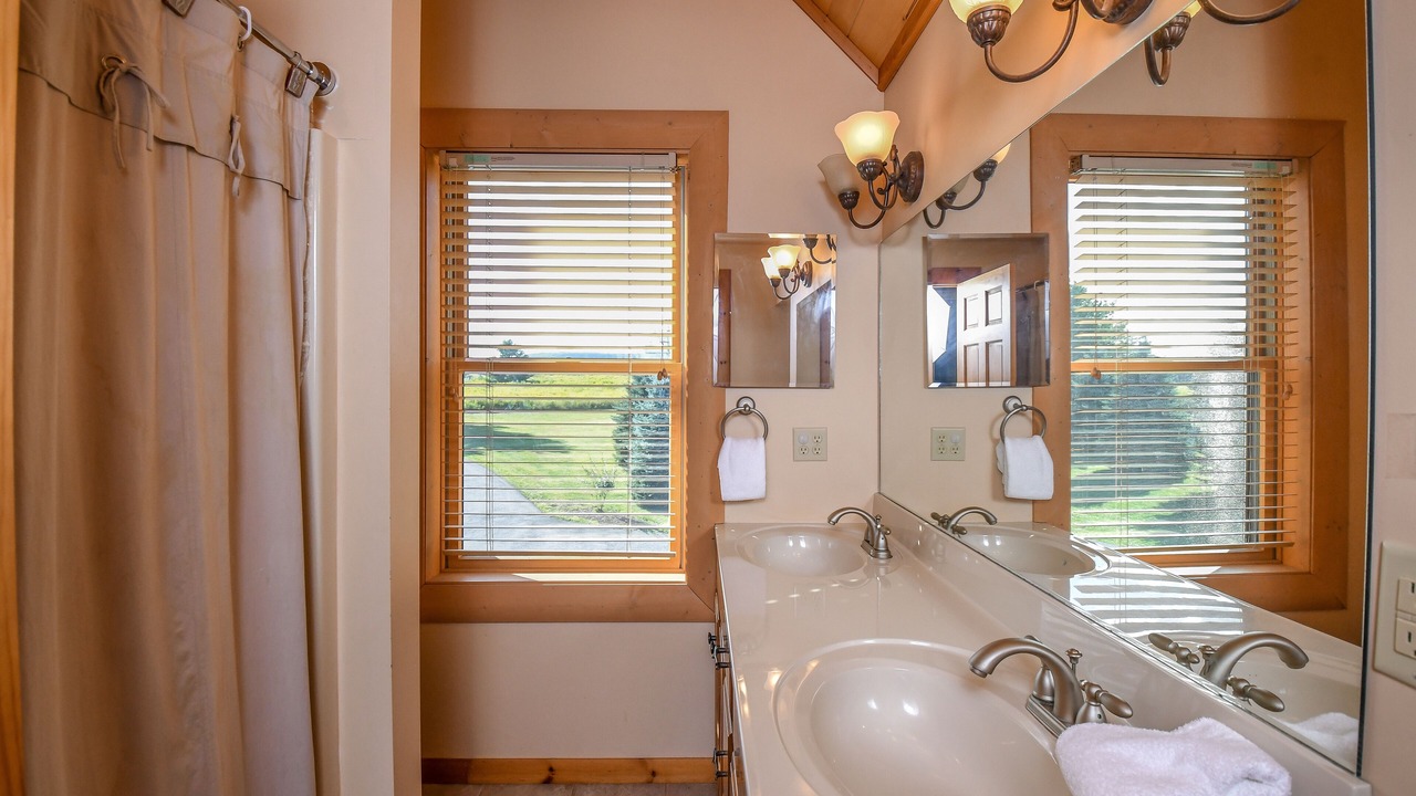 Photo of Bathroom in North Glade Hills
