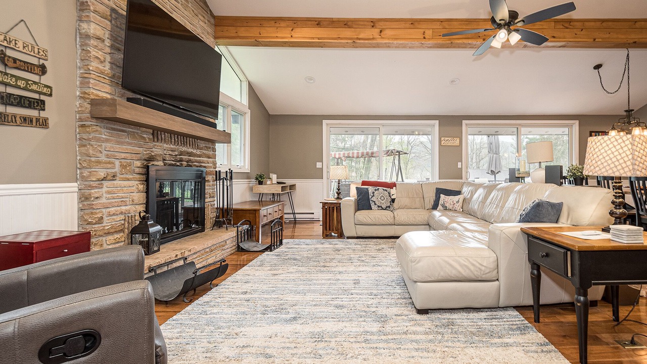 Photo of Livingroom in McHenry