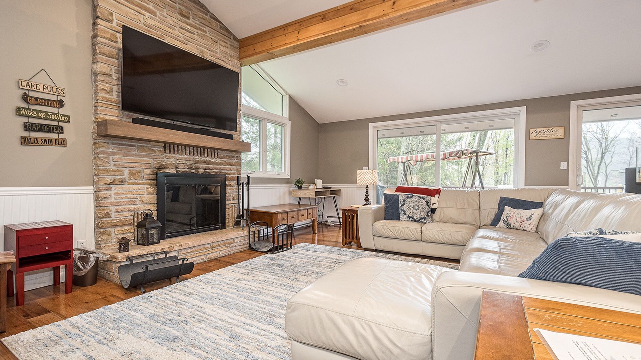 Photo of Livingroom in McHenry