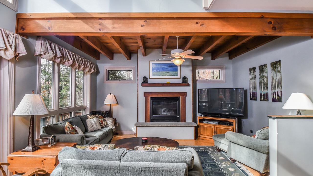 Photo of Livingroom in McHenry