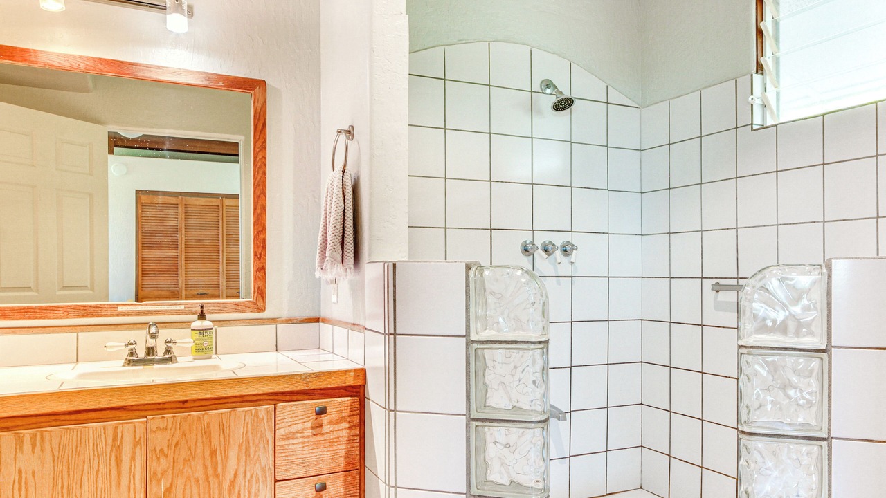 Photo of Bathroom in Kona Paradise