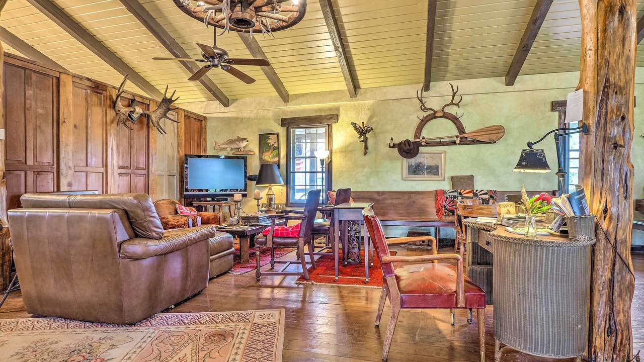 Photo of Livingroom in La Grange