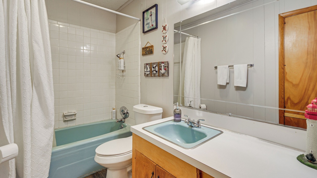 Photo of Bathroom in Tow