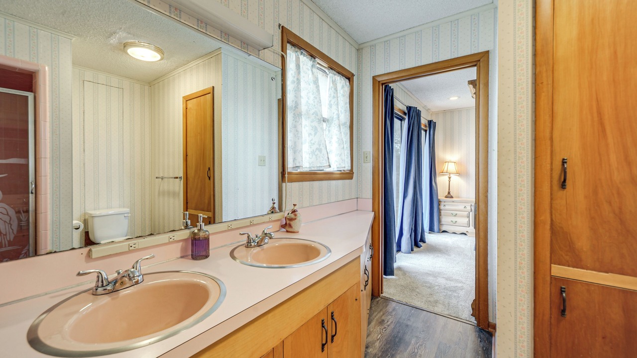 Photo of Bathroom in Tow