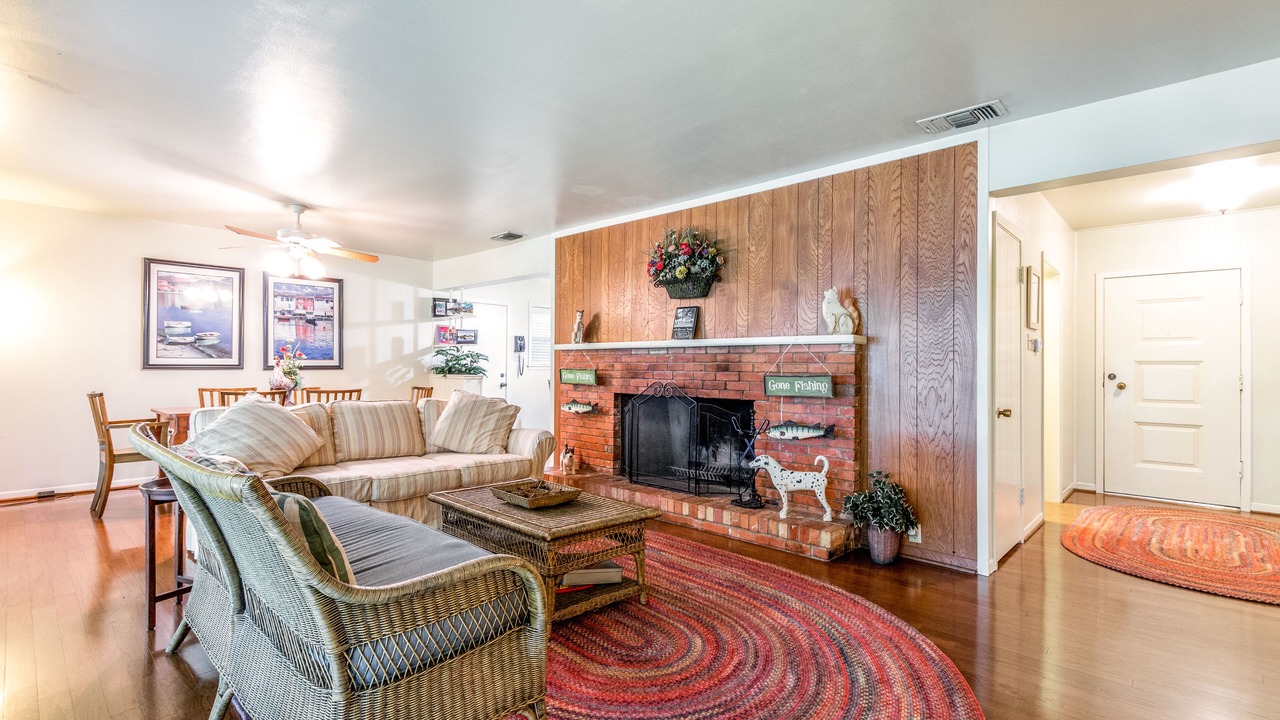 Photo of Livingroom in McQueeney