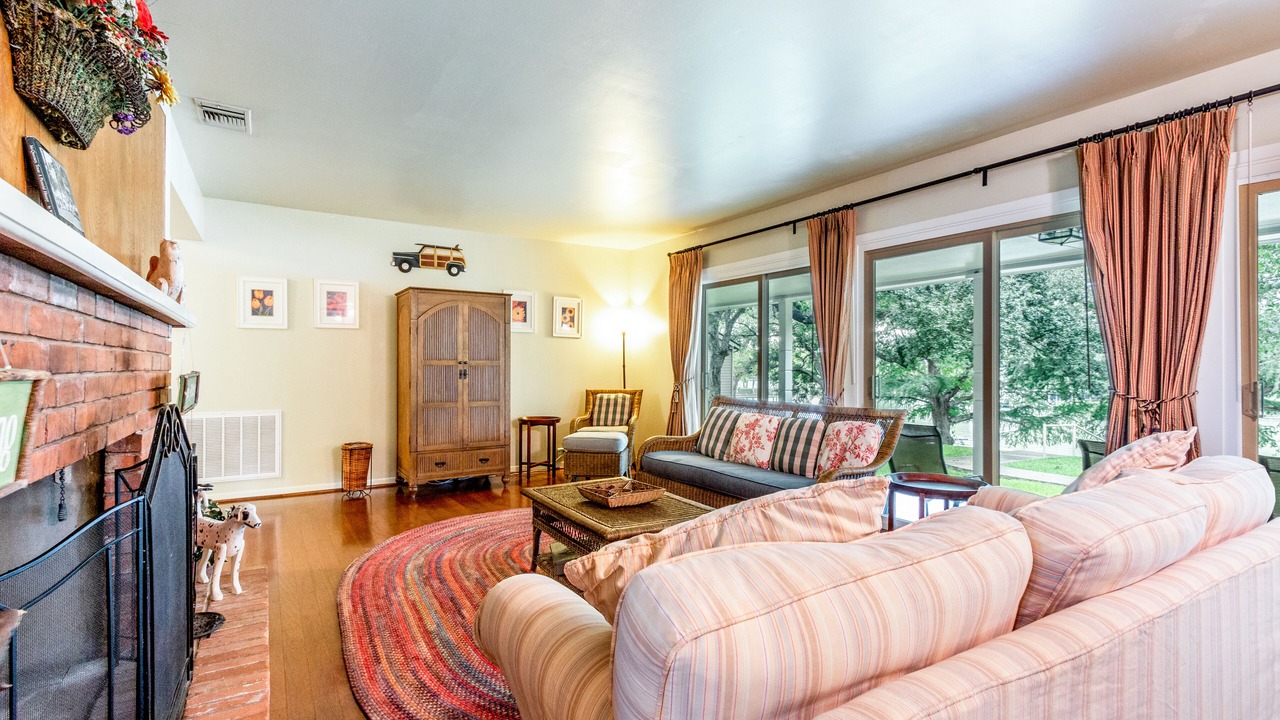 Photo of Livingroom in McQueeney