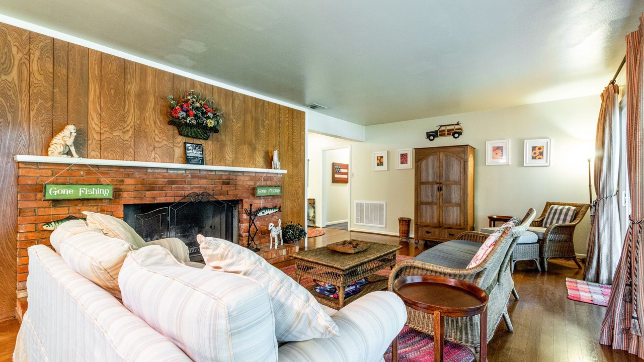 Photo of Livingroom in McQueeney
