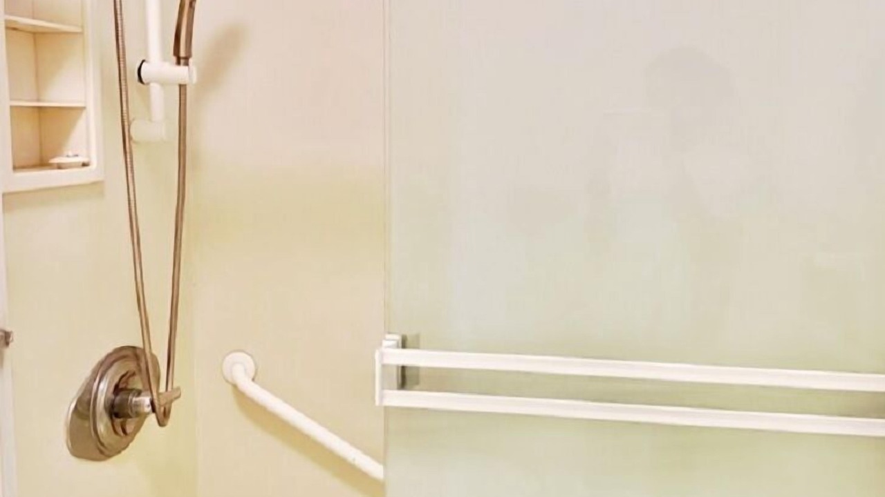 Photo of Bathroom in Diamond Head - Kapahulu - St. Louis