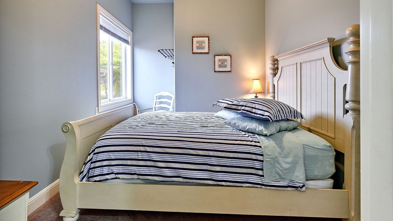 Photo of Bedroom in Gleneden Beach