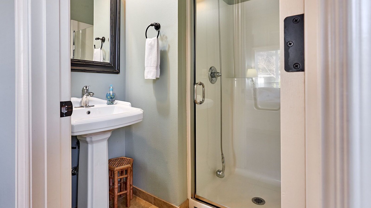 Photo of Bathroom in Gleneden Beach