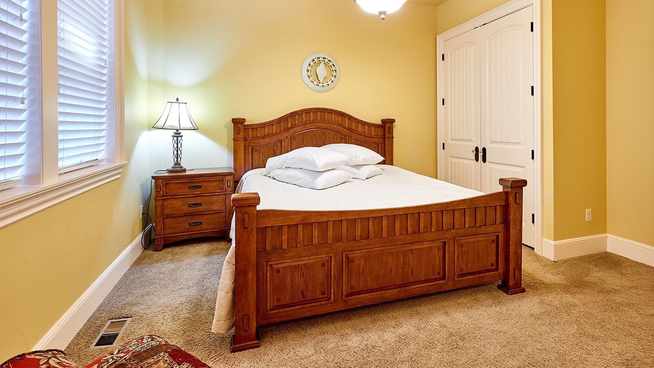 Photo of Bedroom in Gleneden Beach