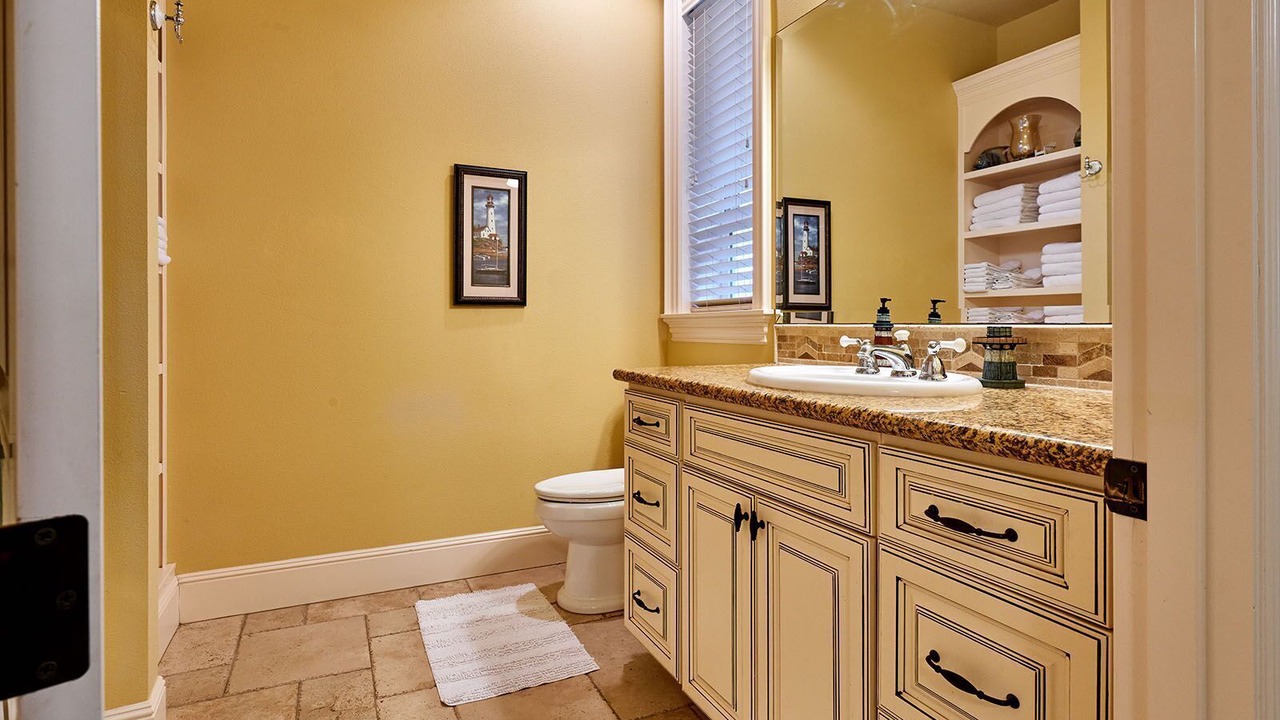 Photo of Bathroom in Gleneden Beach