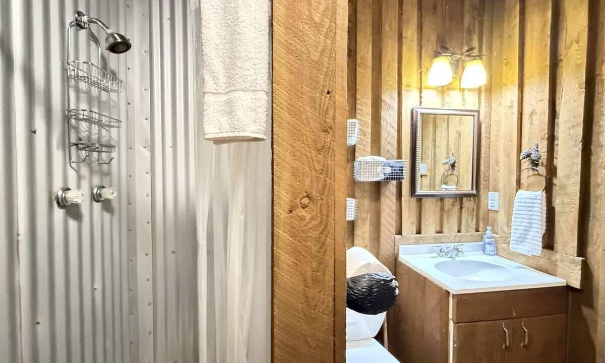 Photo of Bathroom in Island Park