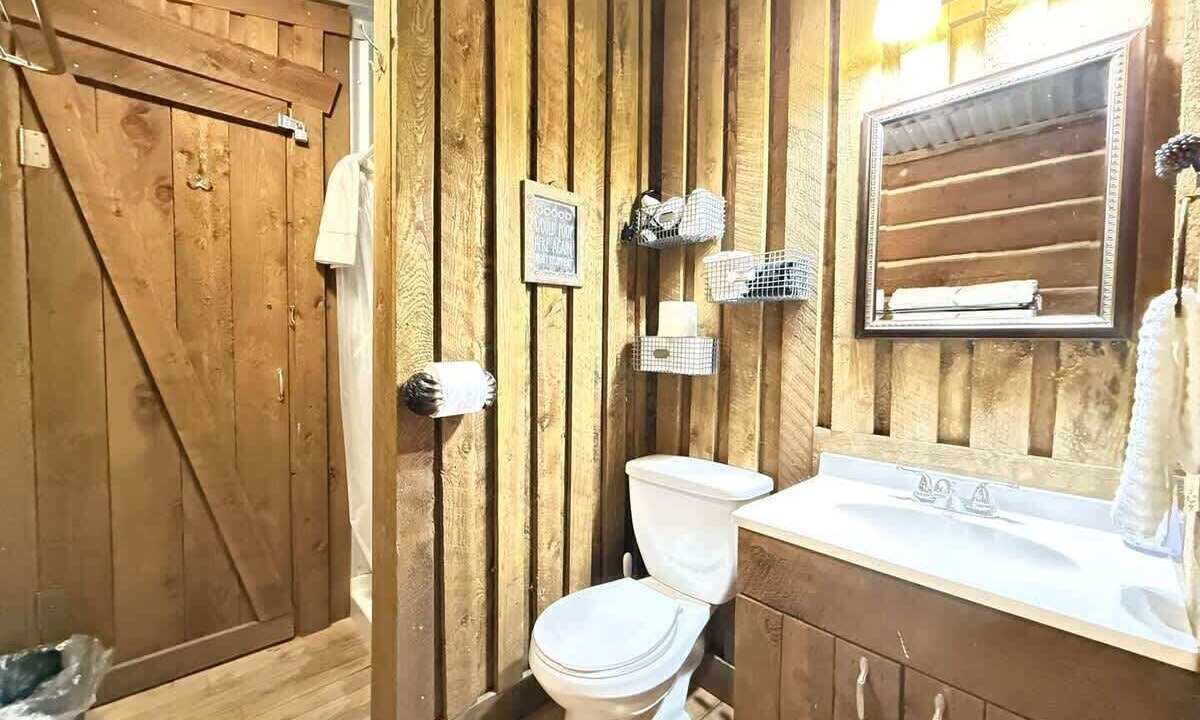 Photo of Bathroom in Island Park