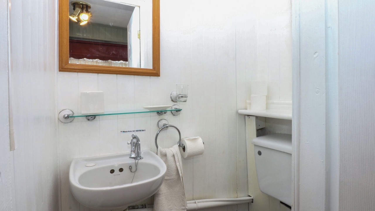 Photo of Bathroom in Llandanwg