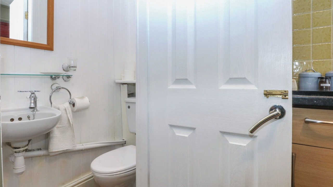 Photo of Bathroom in Llandanwg