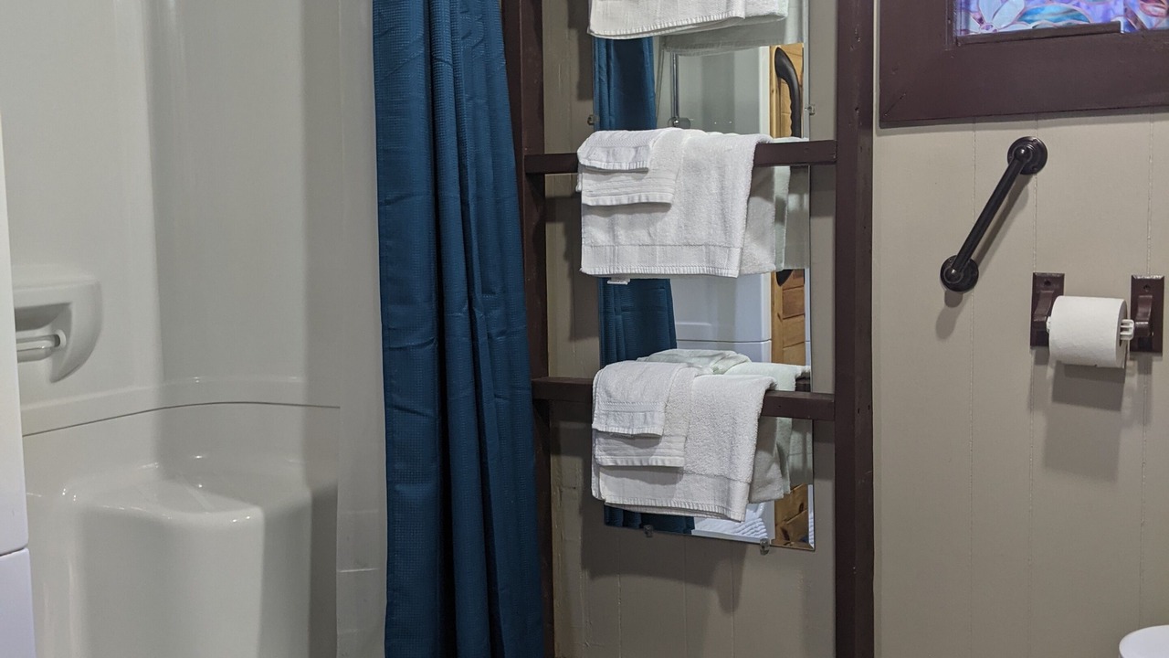 Photo of Bathroom in L'Isle-aux-Allumettes