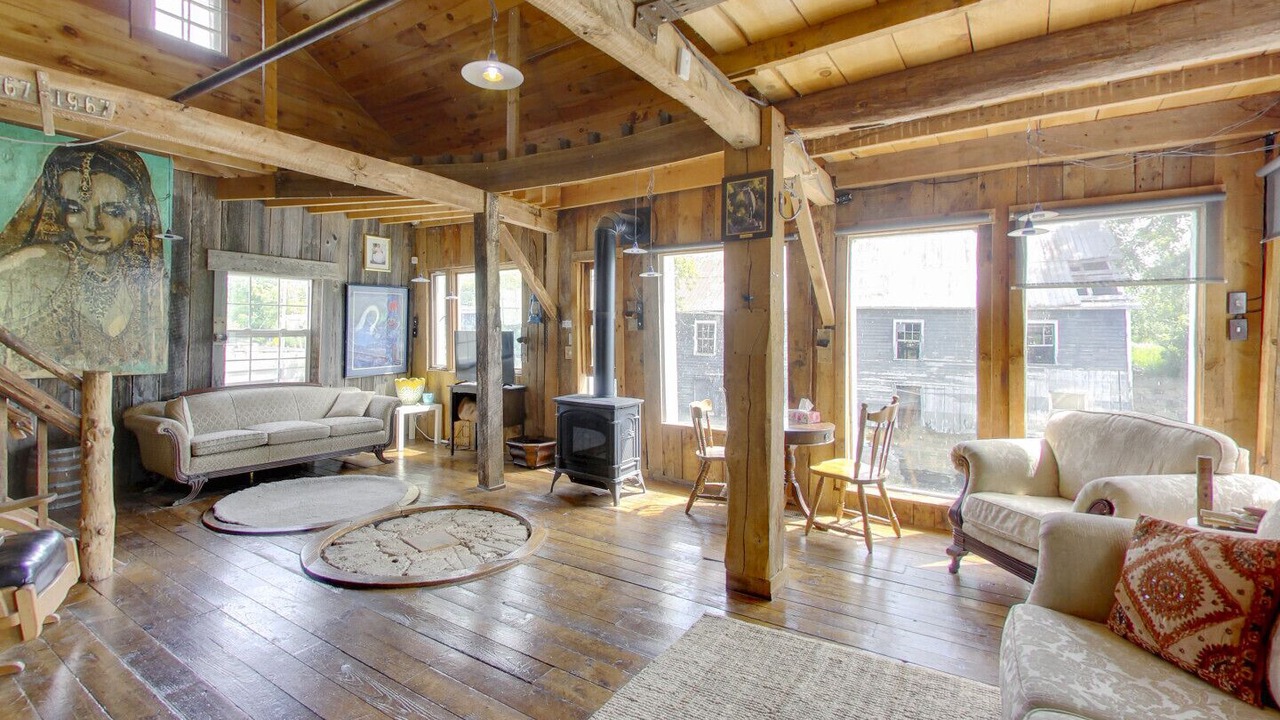 Photo of Livingroom in Quinte West
