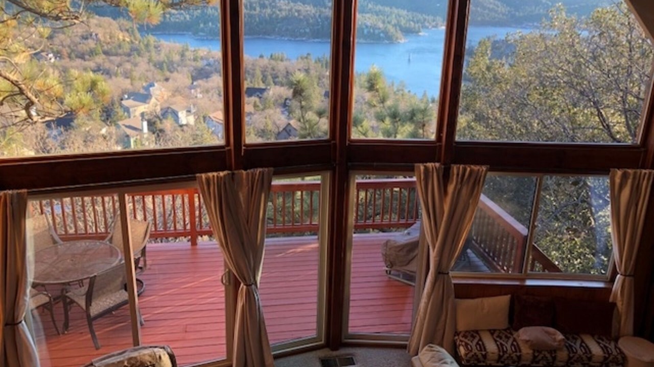 Photo of Livingroom in Lake Arrowhead