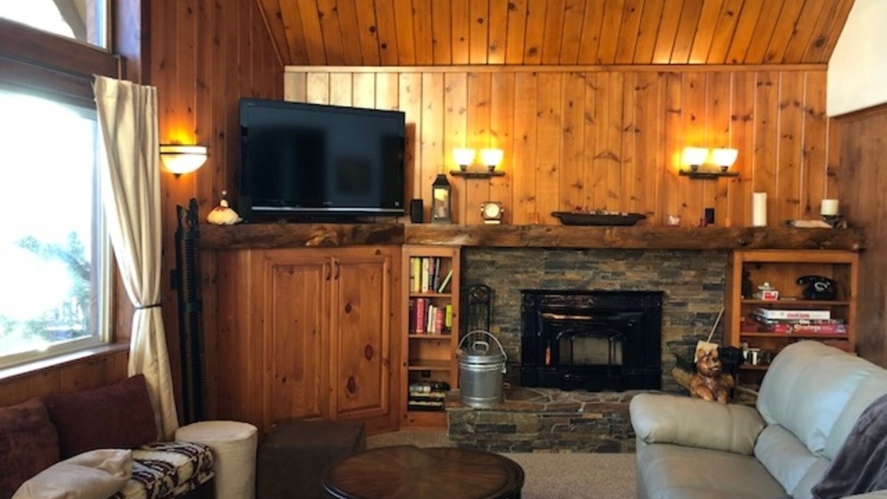 Photo of Livingroom in Lake Arrowhead