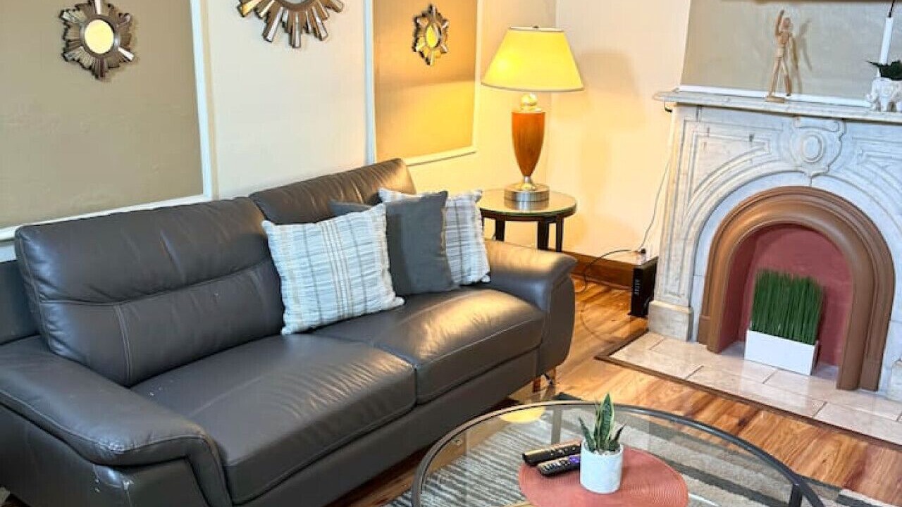 Photo of Livingroom in Detroit - Shoreway
