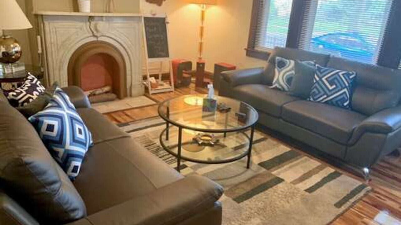 Photo of Livingroom in Detroit - Shoreway