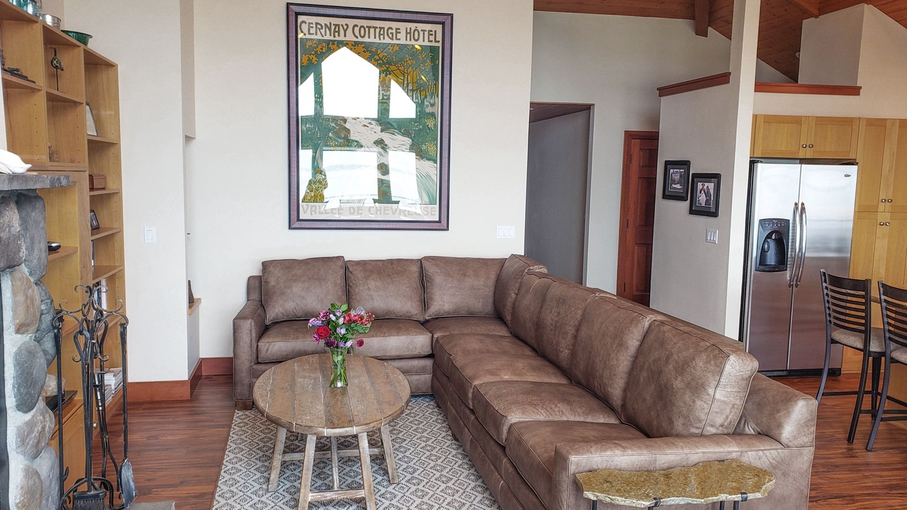 Photo of Livingroom in Happy Camp Hideaway