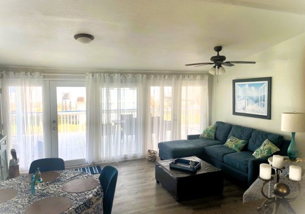 Photo of Livingroom in Bermuda Beach
