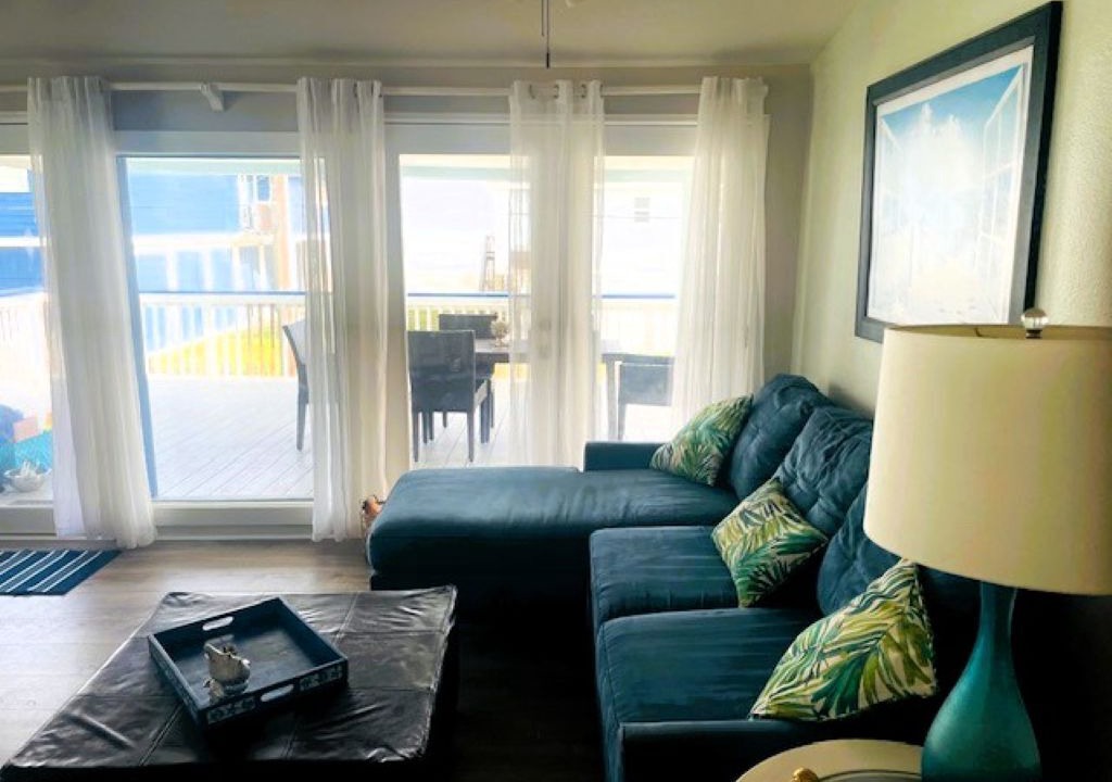 Photo of Livingroom in Bermuda Beach