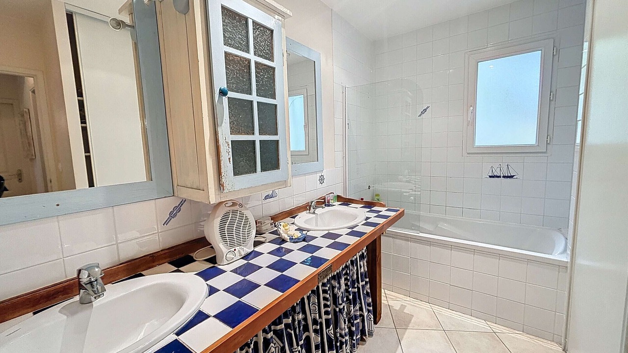 Photo of Bathroom in Saint-Pair-sur-Mer