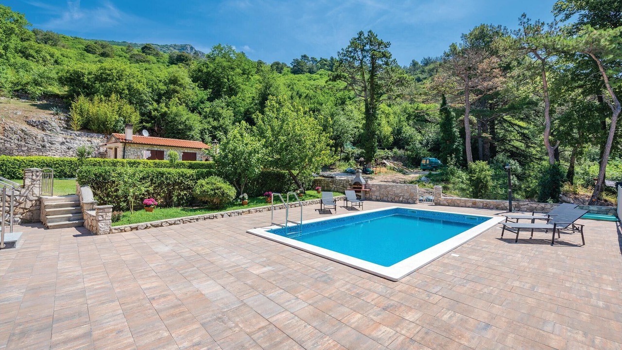 Photo of Outdoor in Plomin