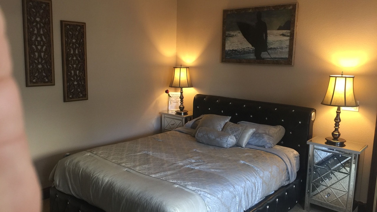 Photo of Bedroom in Hood