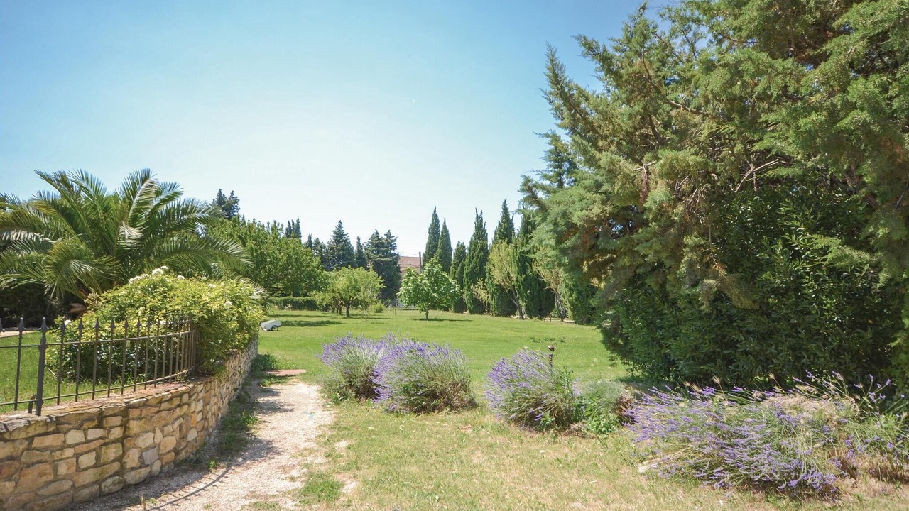 Photo of Others in Caderousse