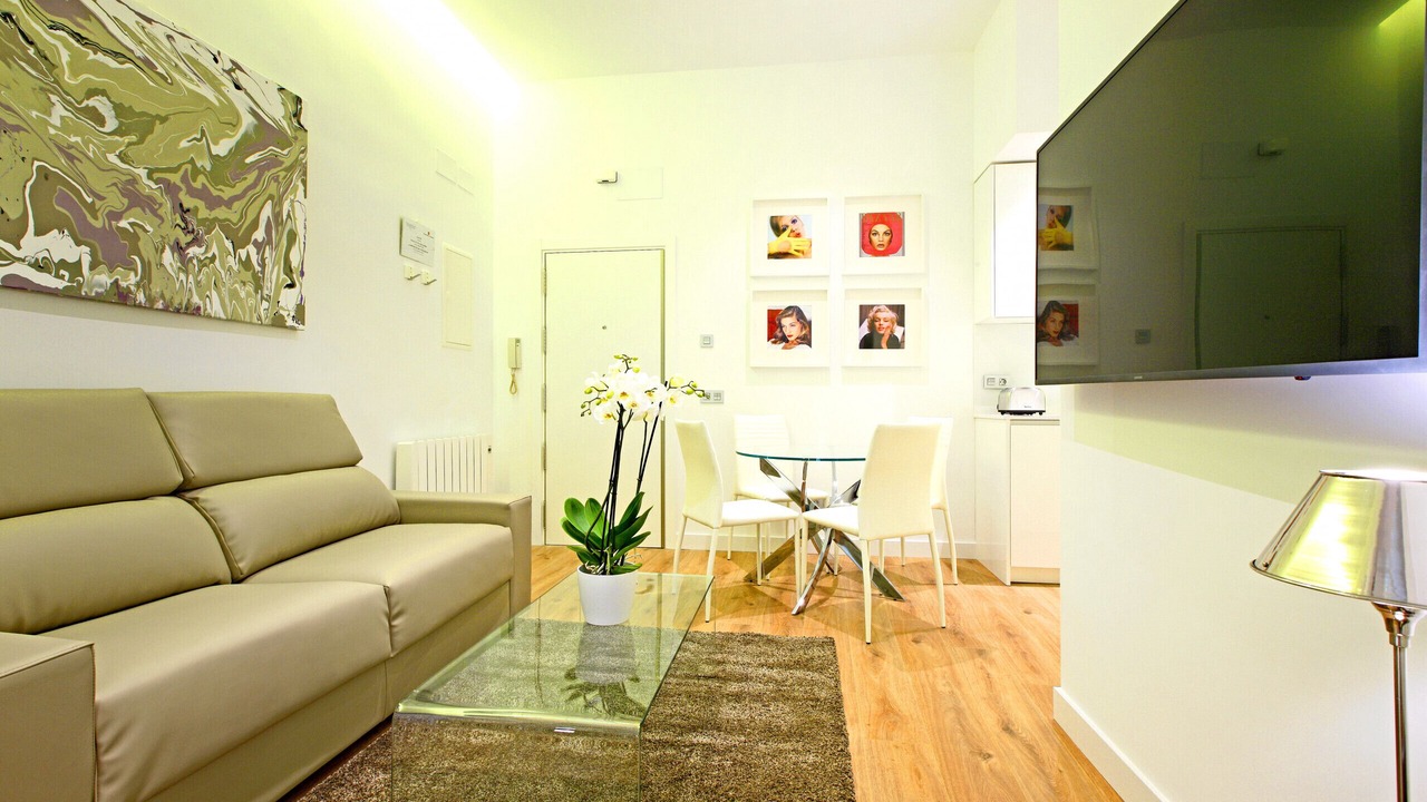Photo of Livingroom in Golden Triangle of Art