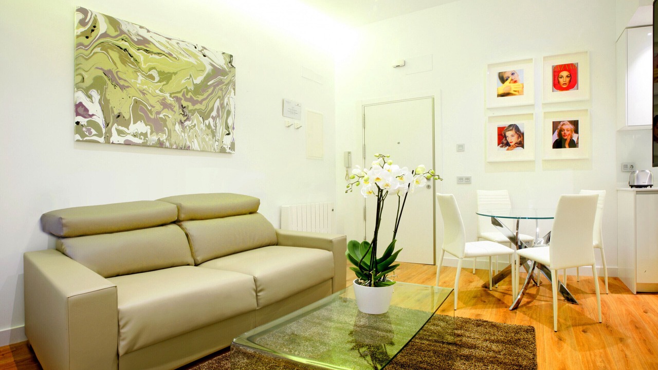 Photo of Livingroom in Golden Triangle of Art