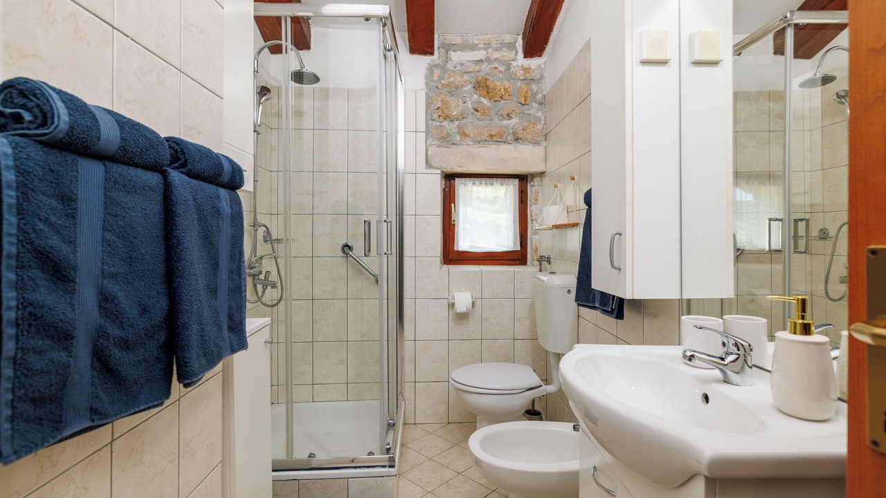 Photo of Bathroom in Plomin