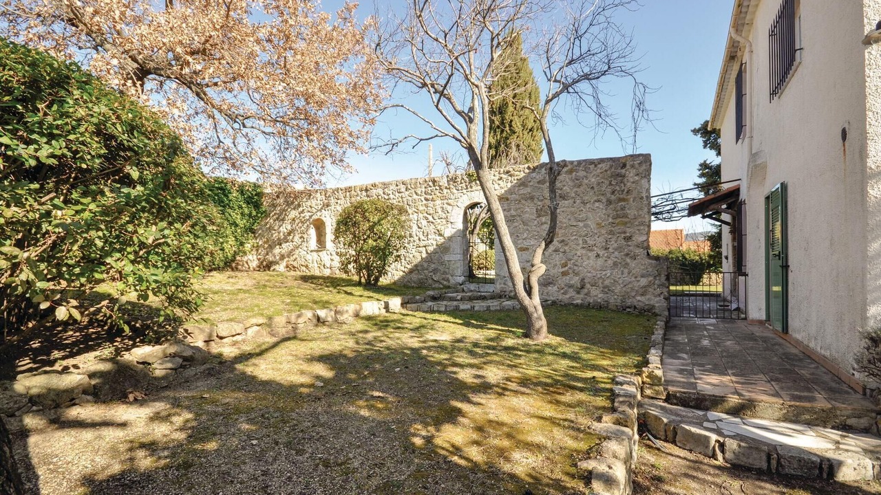 Photo of Others in Cabris