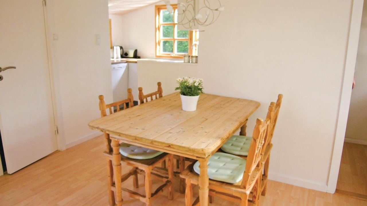 Photo of Others in Hou