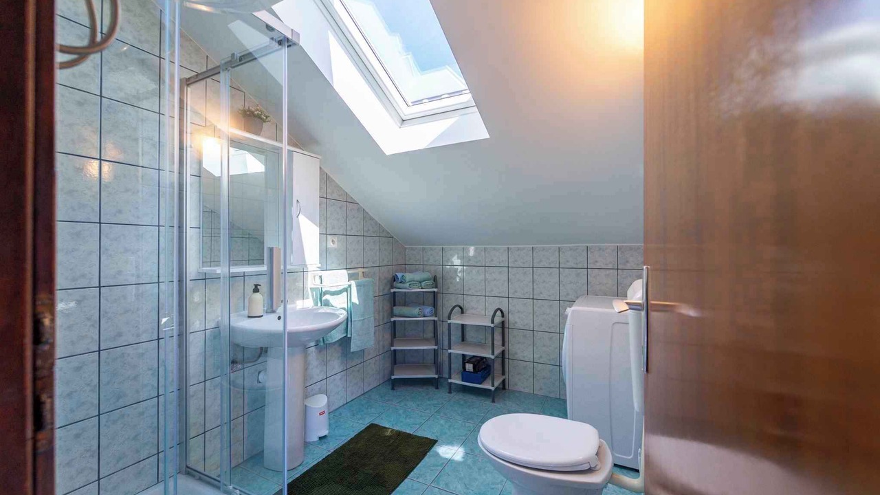 Photo of Bathroom in Petrcane