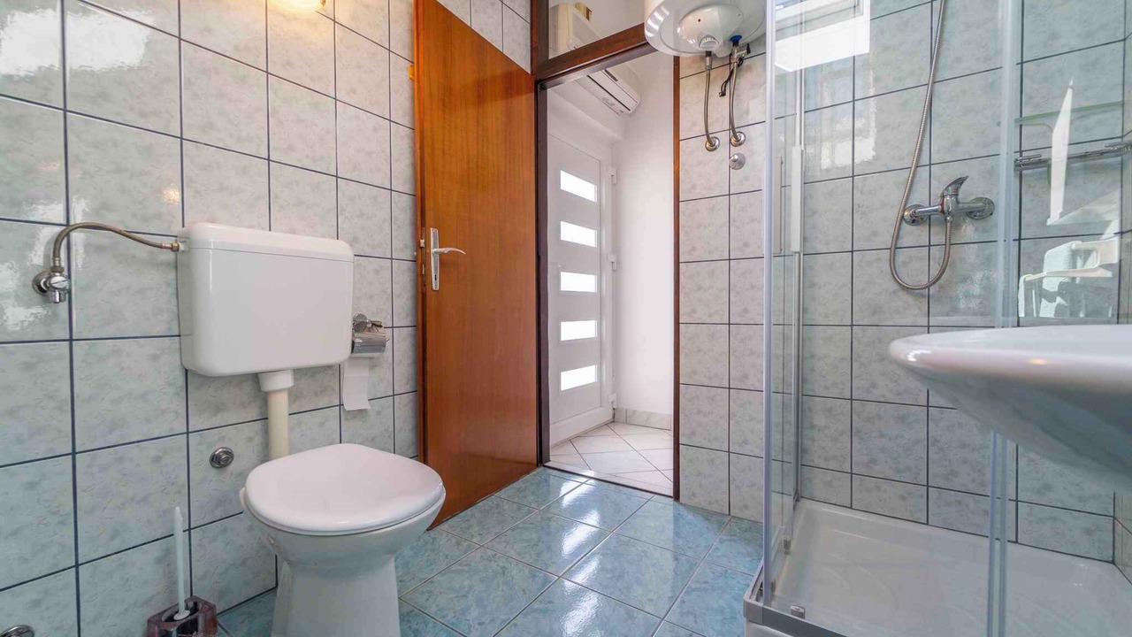 Photo of Bathroom in Petrcane