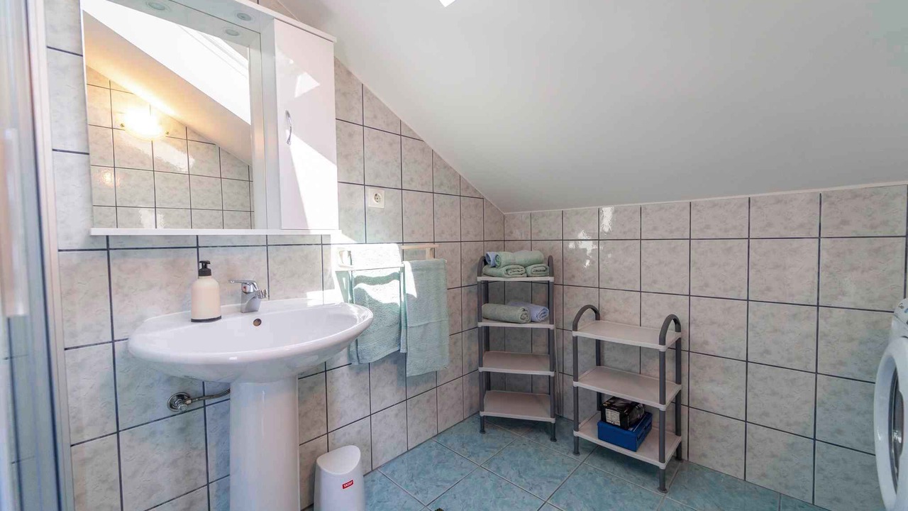 Photo of Bathroom in Petrcane
