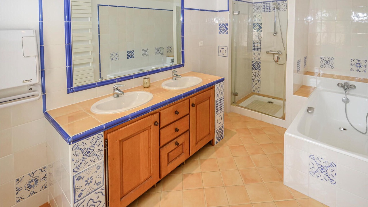 Photo of Bathroom in Chateauneuf-de-Gadagne