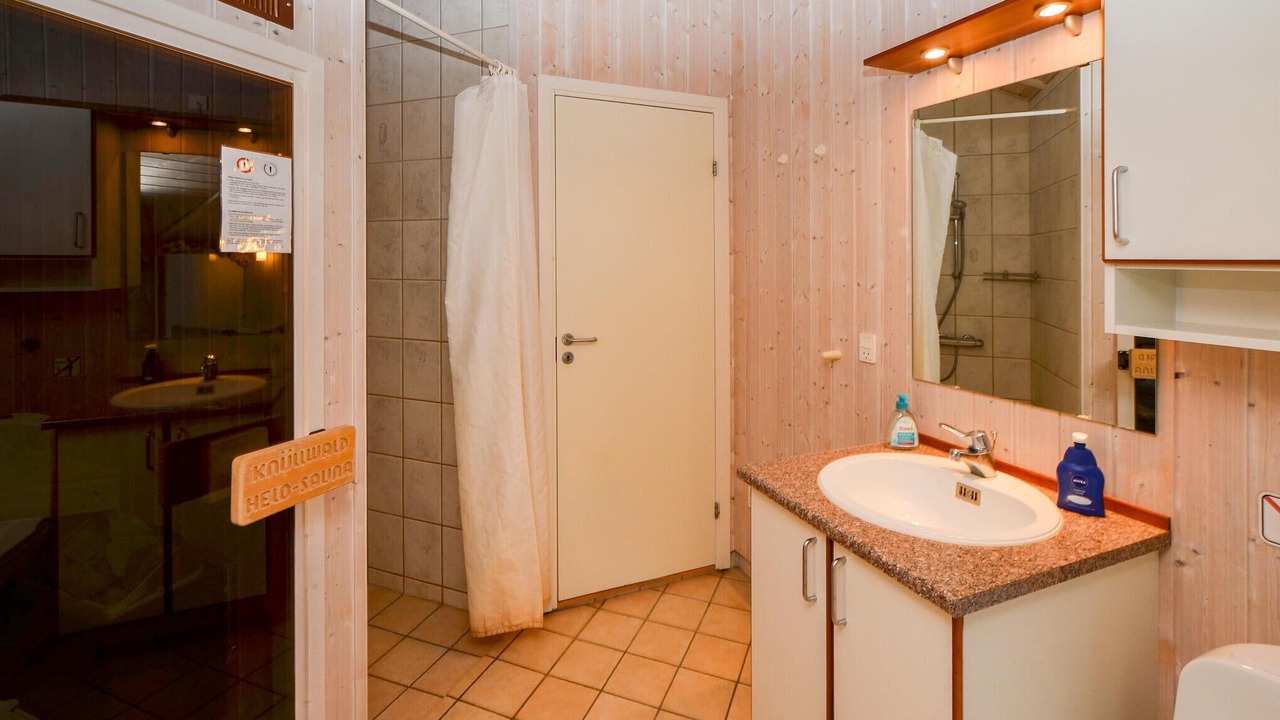 Photo of Bathroom in Mommark Strand