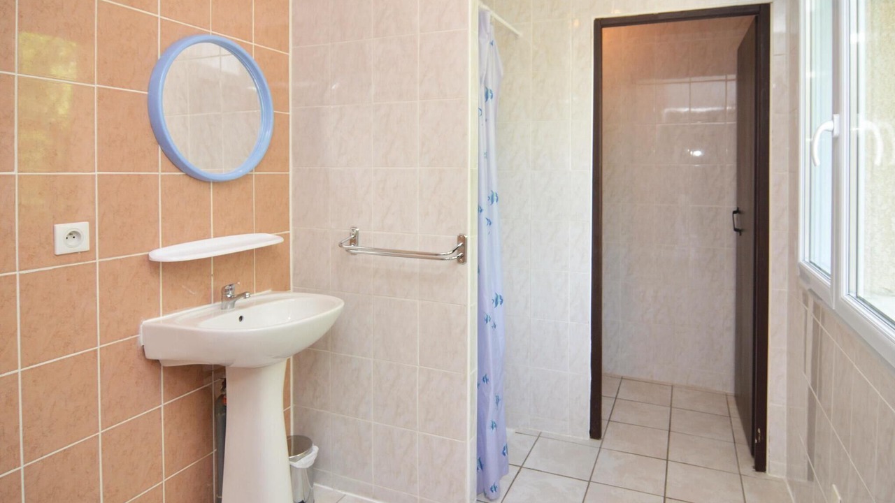 Photo of Bathroom in Courry