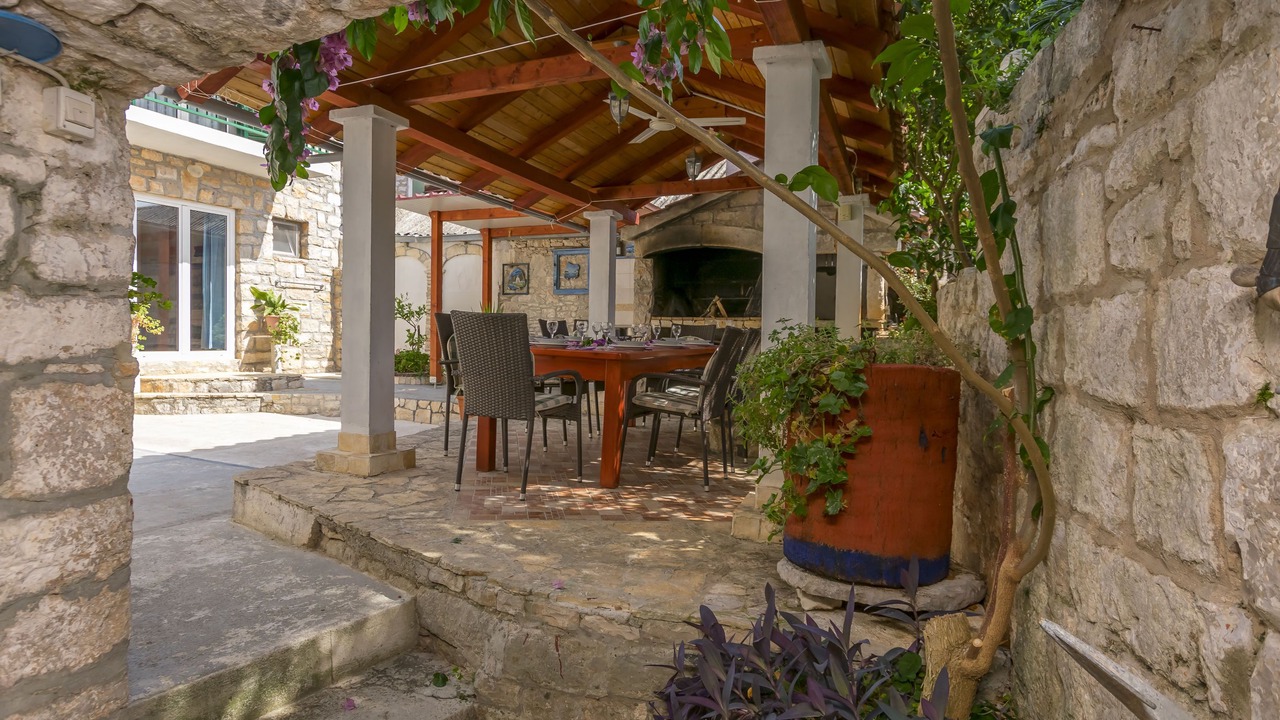Photo of Outdoor in Grohote