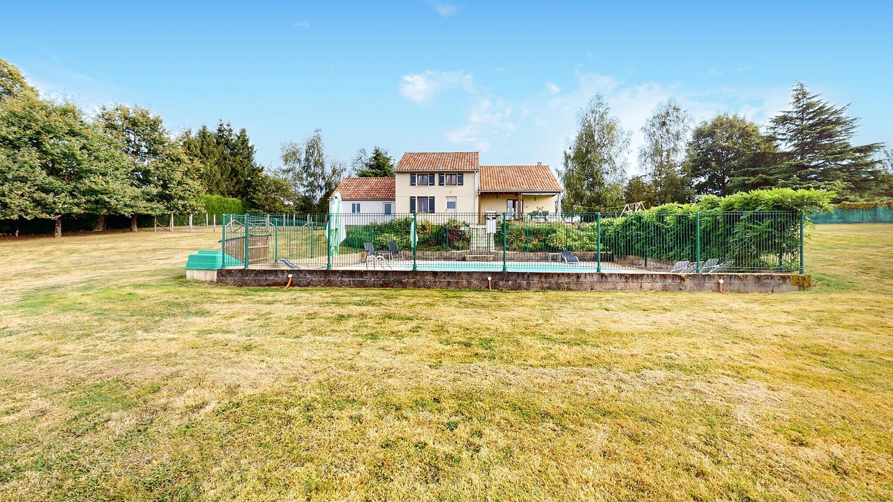 Photo of Others in Saint-Saud-Lacoussiere