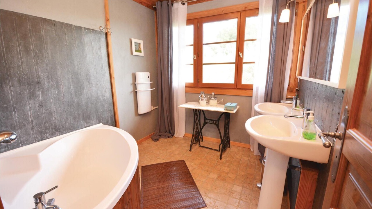 Photo of Bathroom in Thezan-les-Beziers